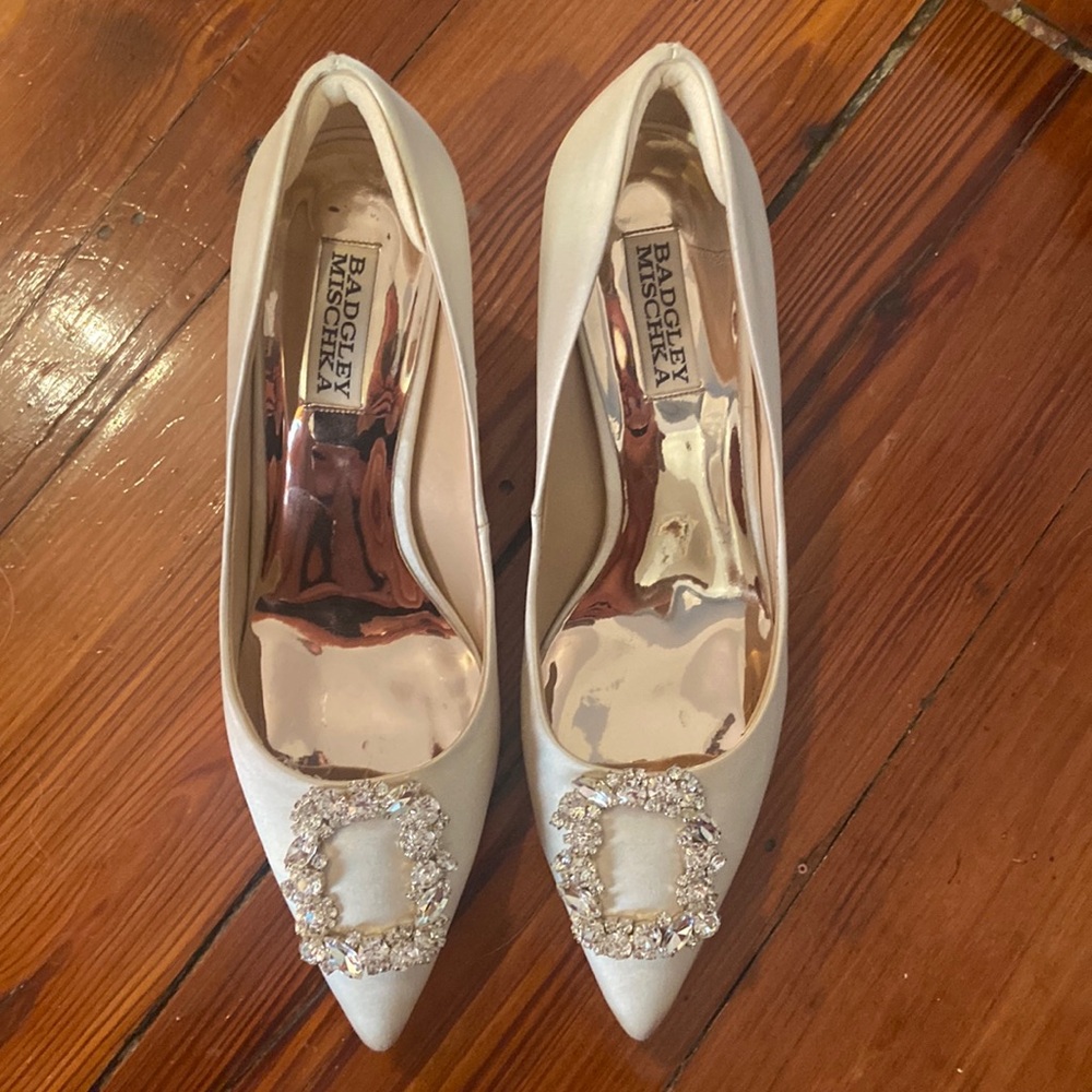 Badgley Mischka ivory pumps
